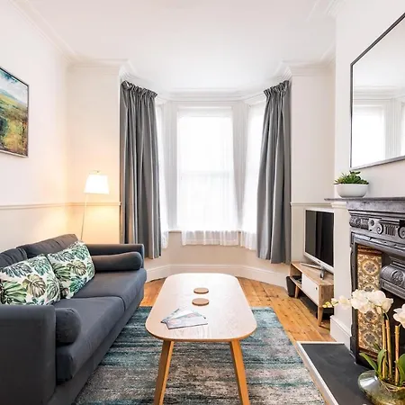 Stylish And Modern House With Original Period Charm Feriehus