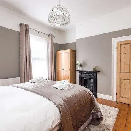 Stylish And Modern House With Original Period Charm Feriehus *